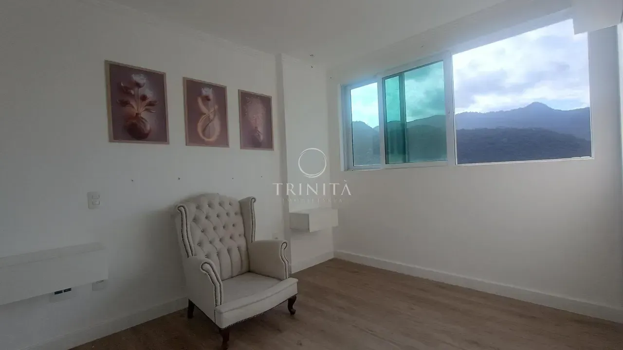 2-suite apartment with enclosed balcony and open-plan kitchen — photo 15