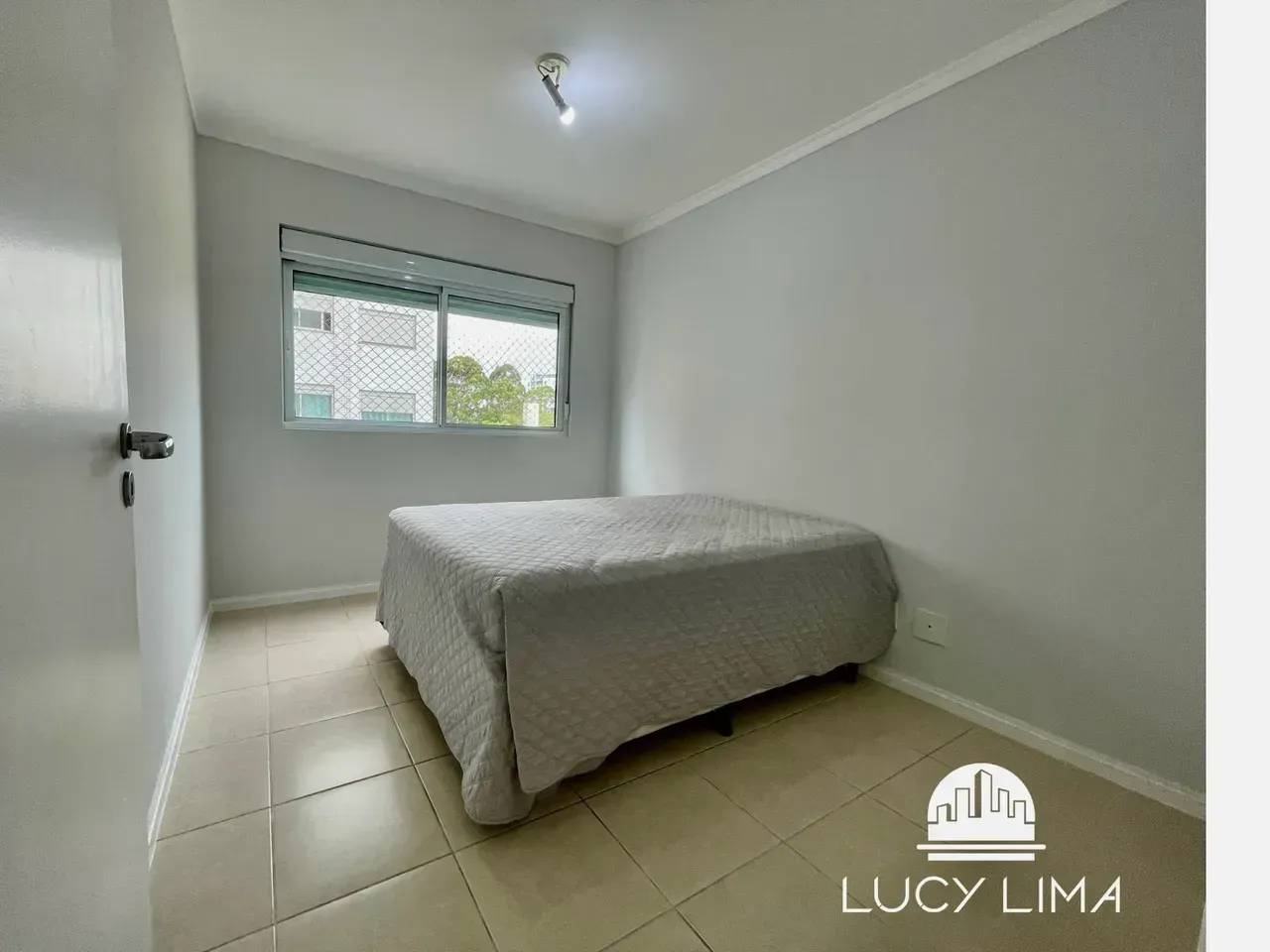 Furnished apartment, 100 m², with floor-to-ceiling windows — photo 18