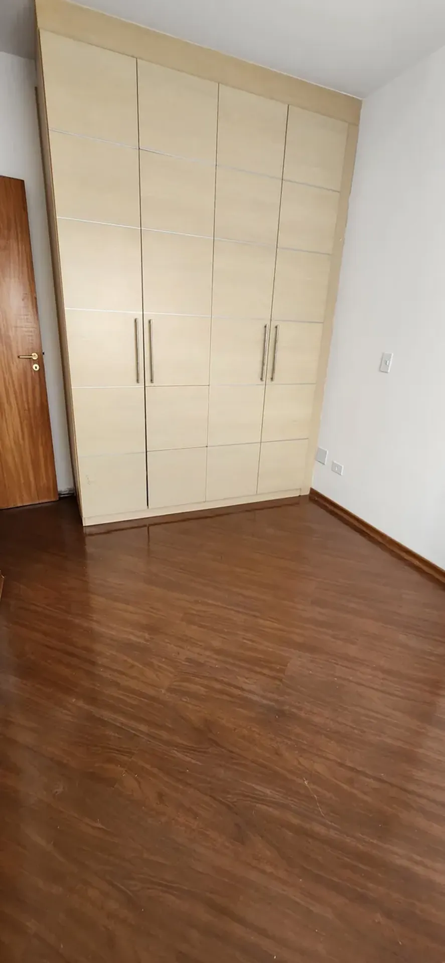 Wood or laminate floors in a one-bedroom apartment, 30 m² — photo 8
