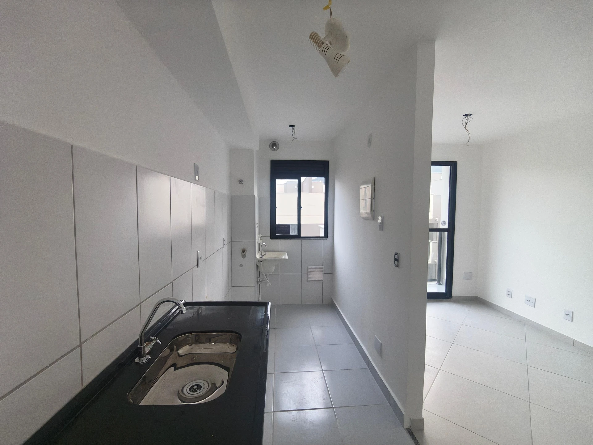 2-bedroom apartment with balcony and glass-enclosed shower — photo 10