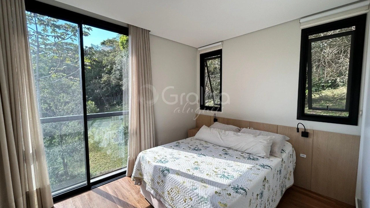 Furnished house, 158 m², with floor-to-ceiling windows — photo 4
