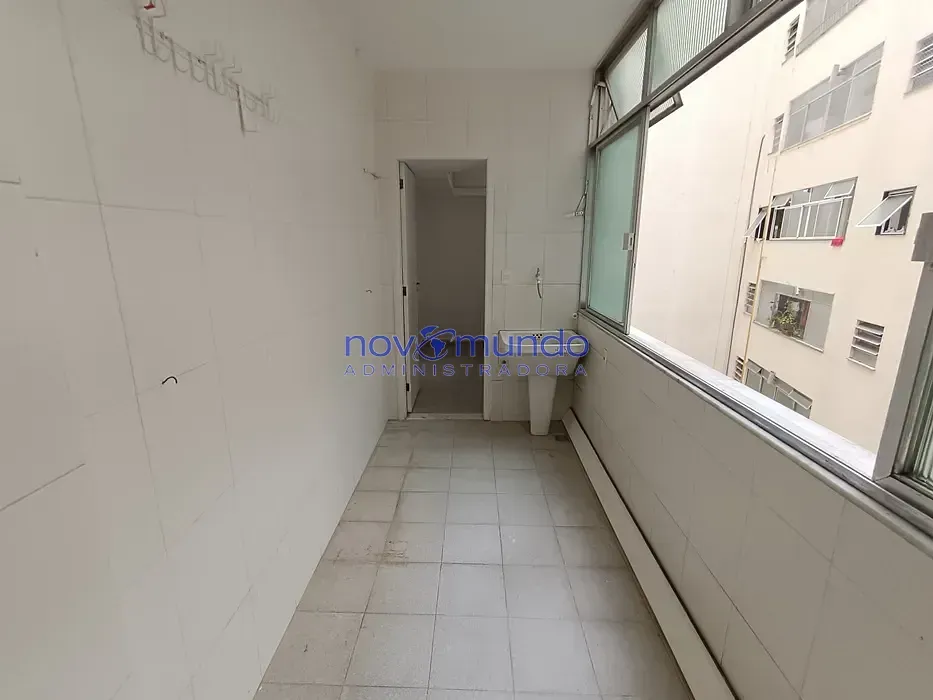 Wood or laminate floors in a 3-bedroom apartment, 198 m² — photo 18