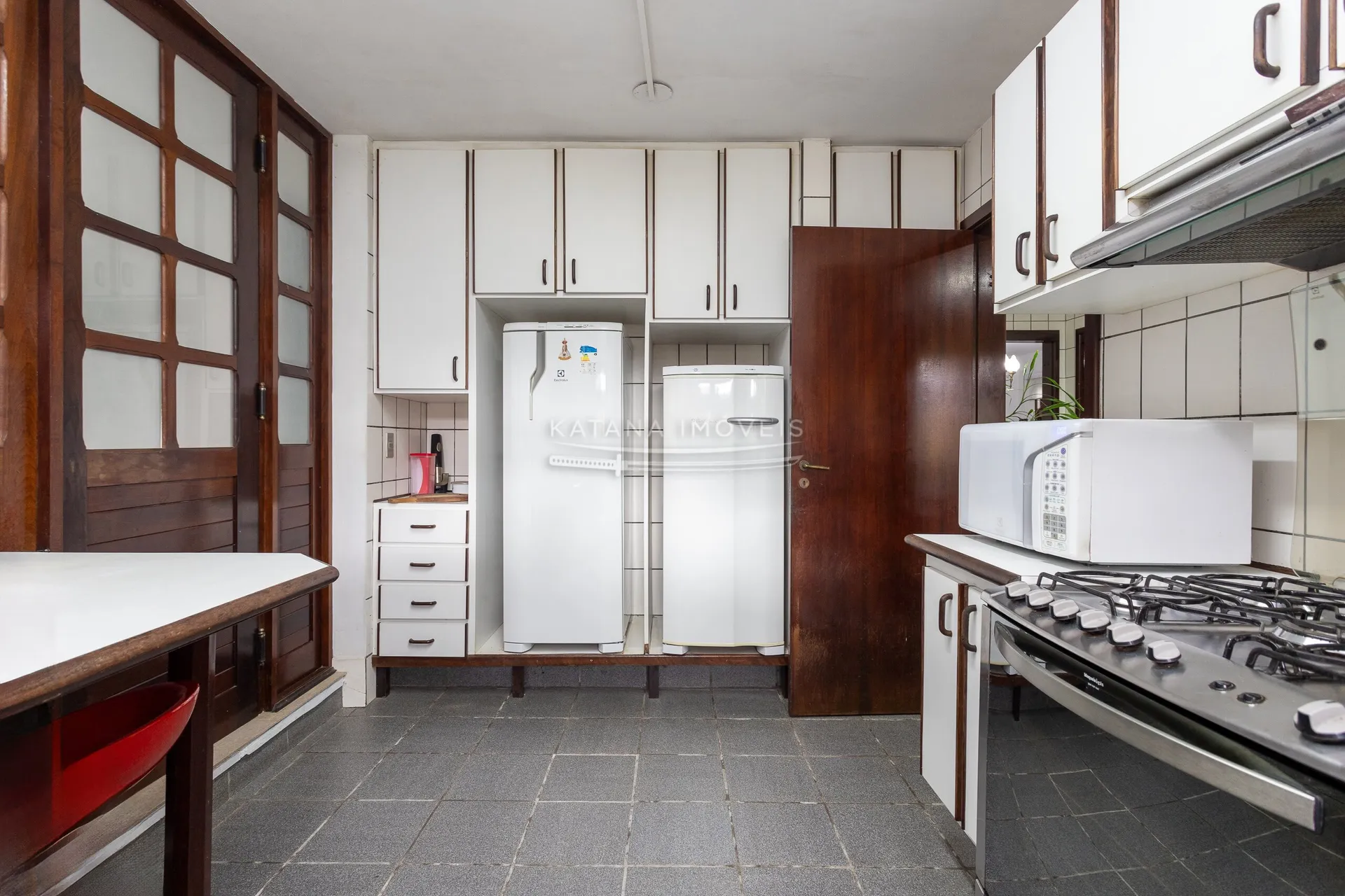 House with a closed kitchen and gas stove, 4 bedrooms — photo 30
