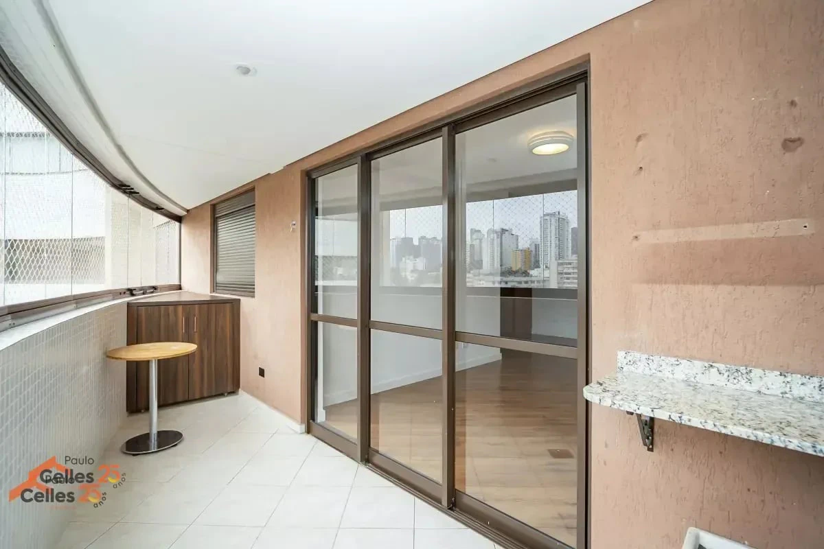 3-bedroom apartment with a grill on the balcony in Curitiba