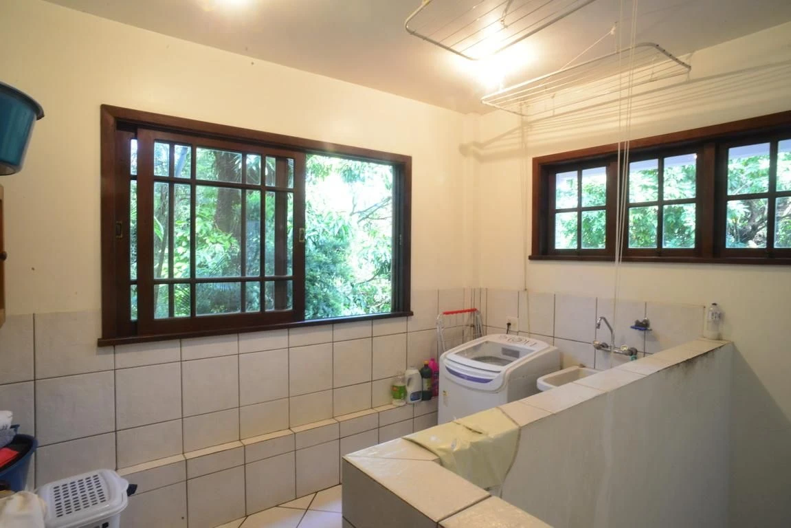 Casa mobiliada com 6 quartos e 5 suítes, com jardim — photo 24