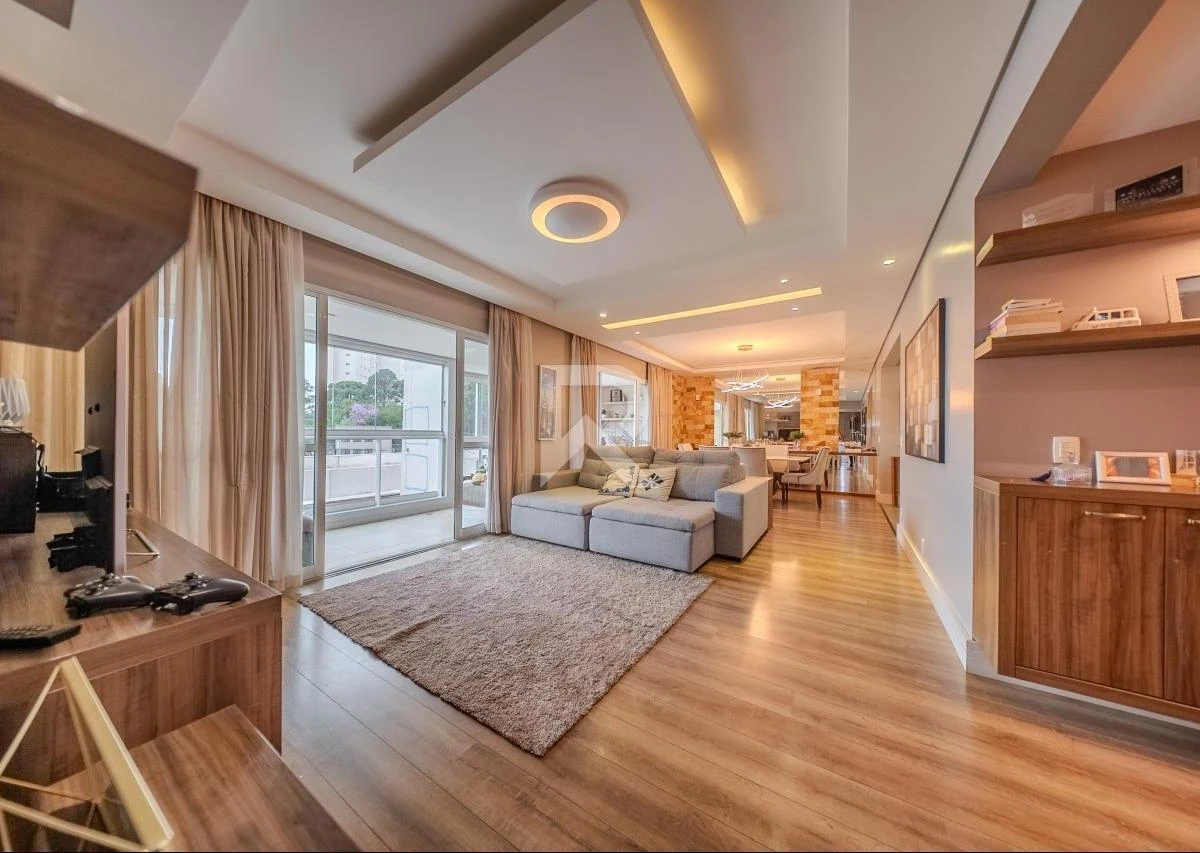 Glass-enclosed balcony in a 3-bedroom apartment, 166 m² — photo 6
