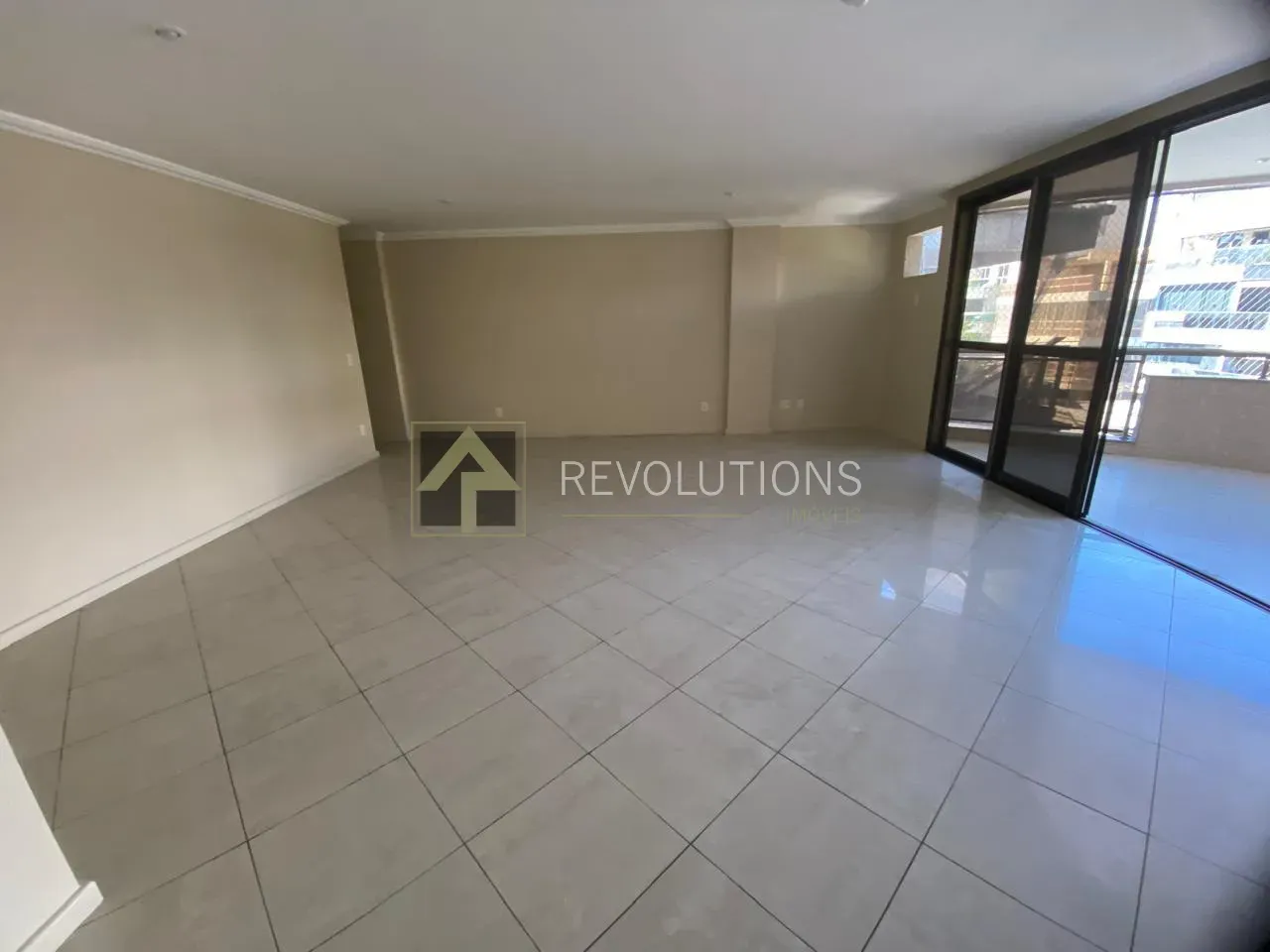 Apartamento de 3 quartos e 5 banheiros com varanda — photo 3