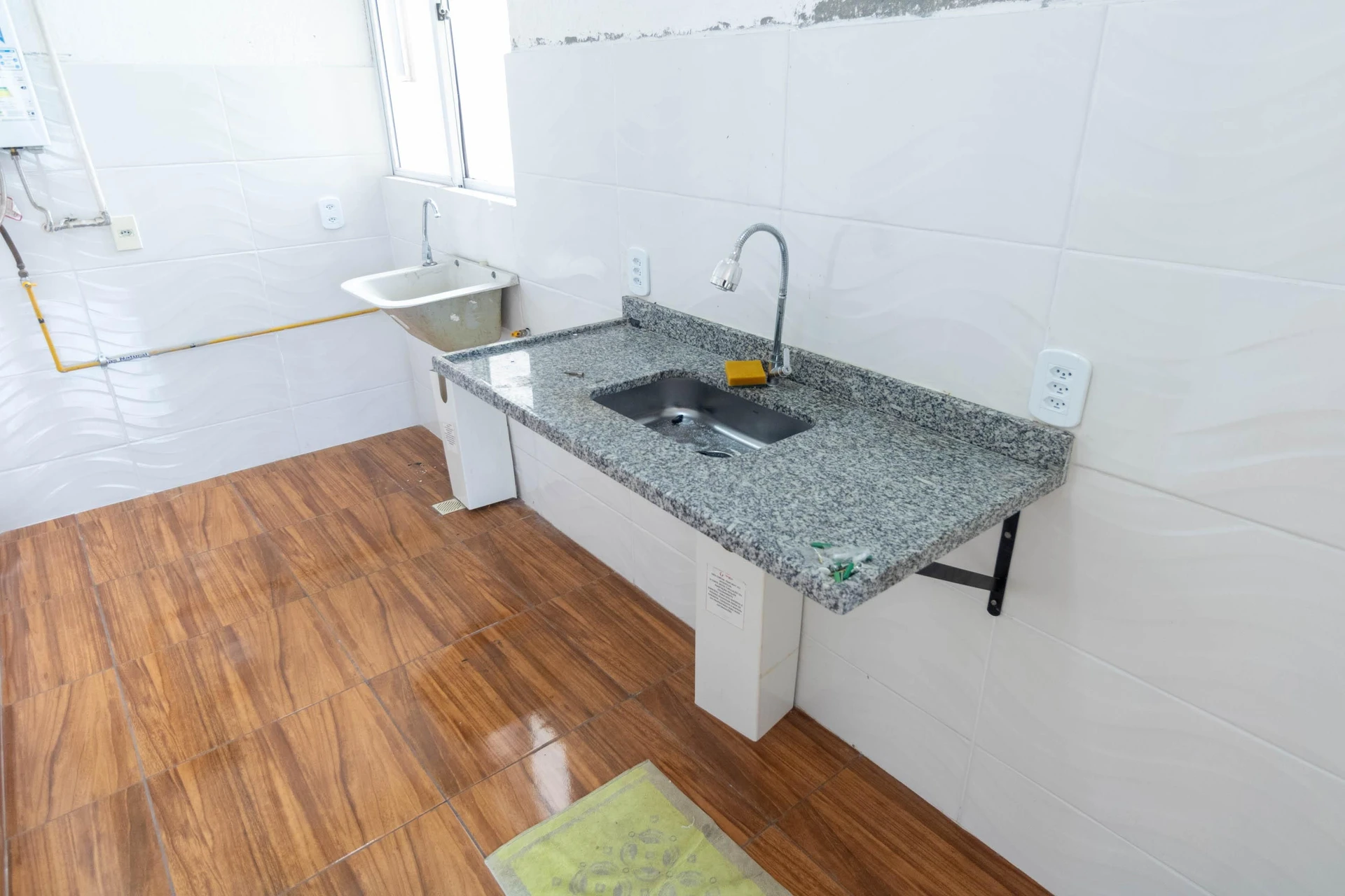 2-bedroom apartment with a glass-enclosed shower — photo 2