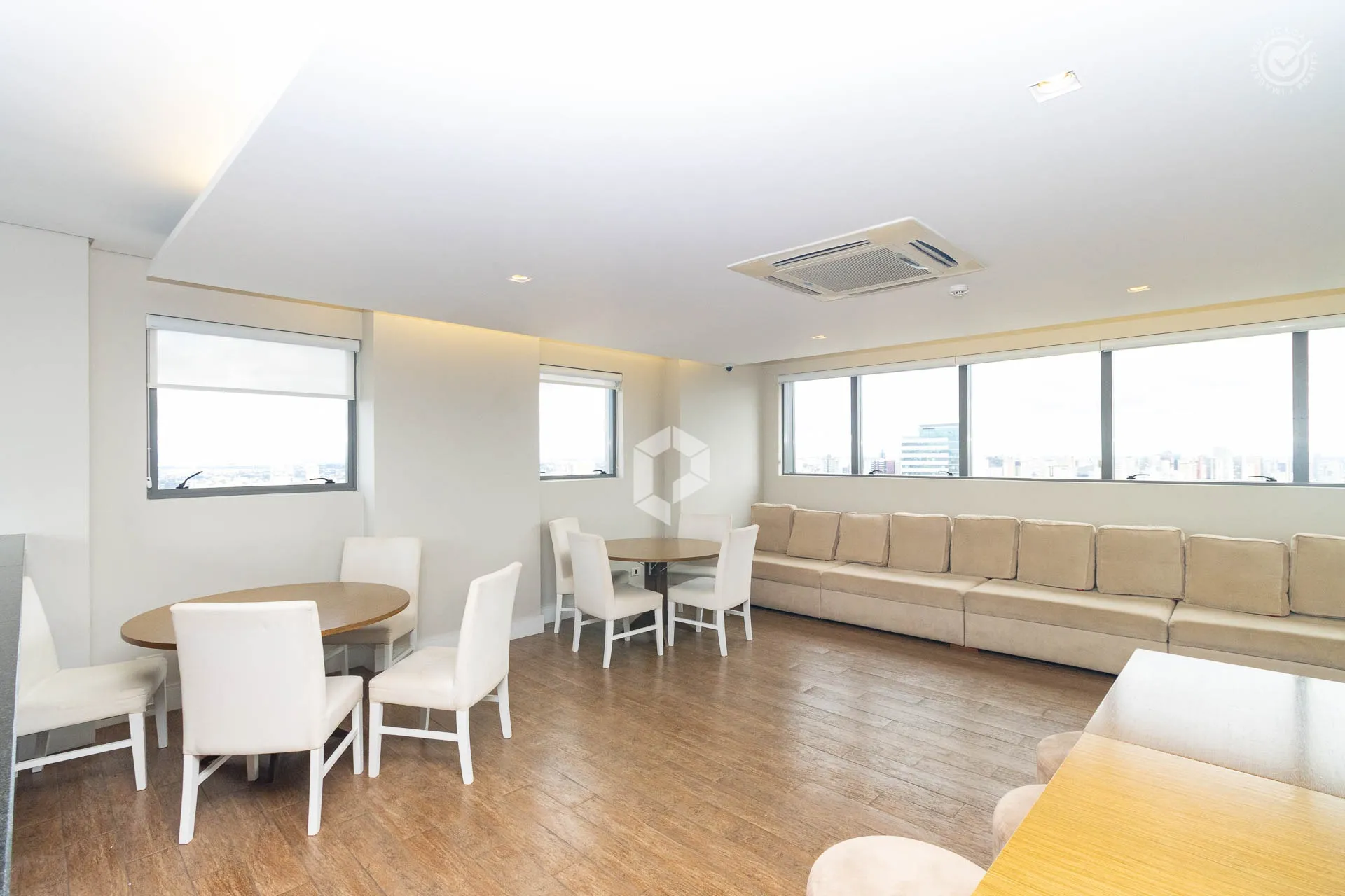 Furnished 1-bedroom apartment with city view — photo 35