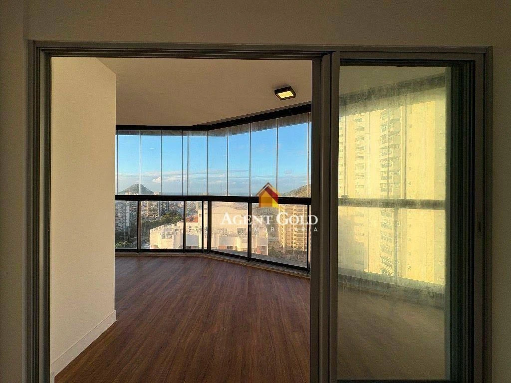 Glass-enclosed balcony in a 3-bedroom apartment, 121 m² — photo 8
