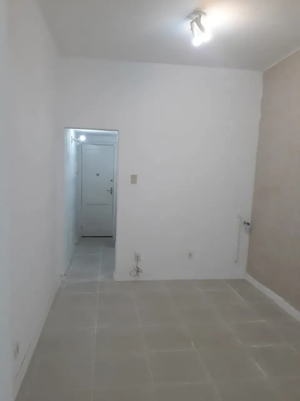 1-bedroom apartment with balcony, tiled throughout — photo 4