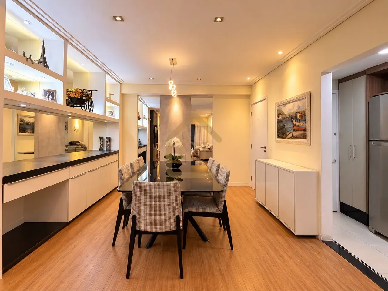 4-bedroom apartment in a building with a heated pool — photo 17