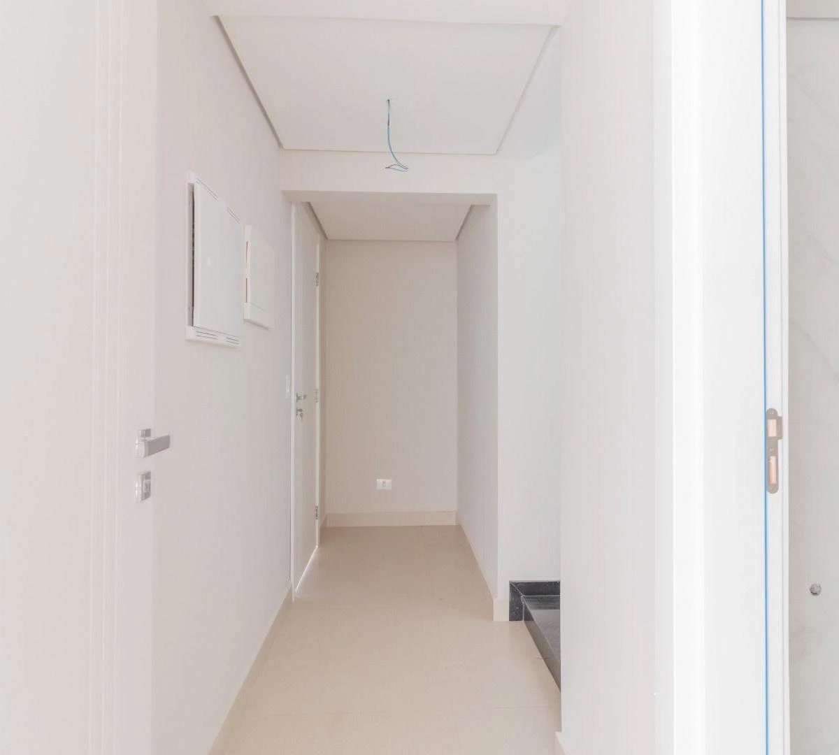 Modern house with 4 en-suite bedrooms and 6 parking spots