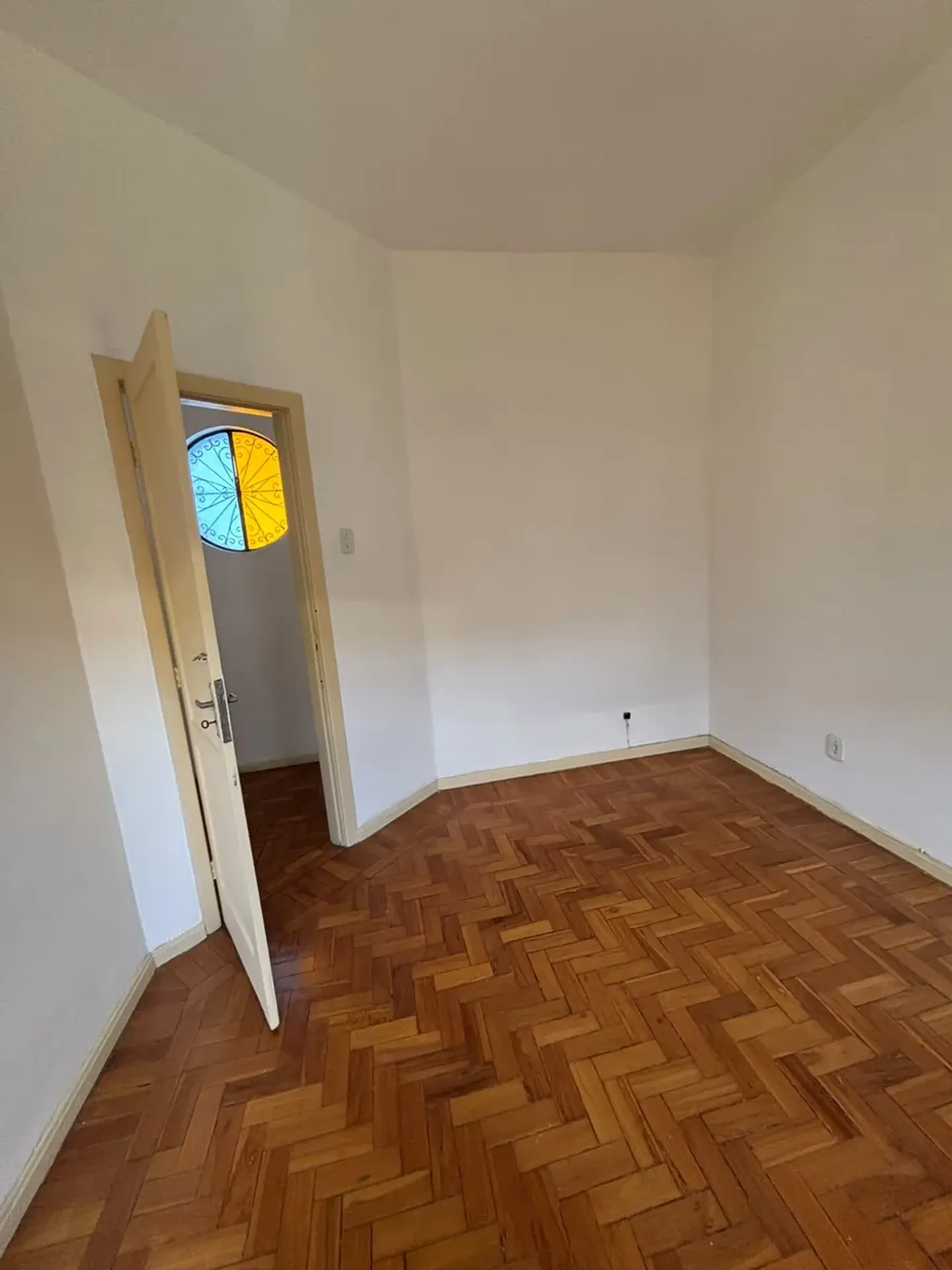 Balcony with a grill in a 2-bedroom house, 120 m² — photo 12