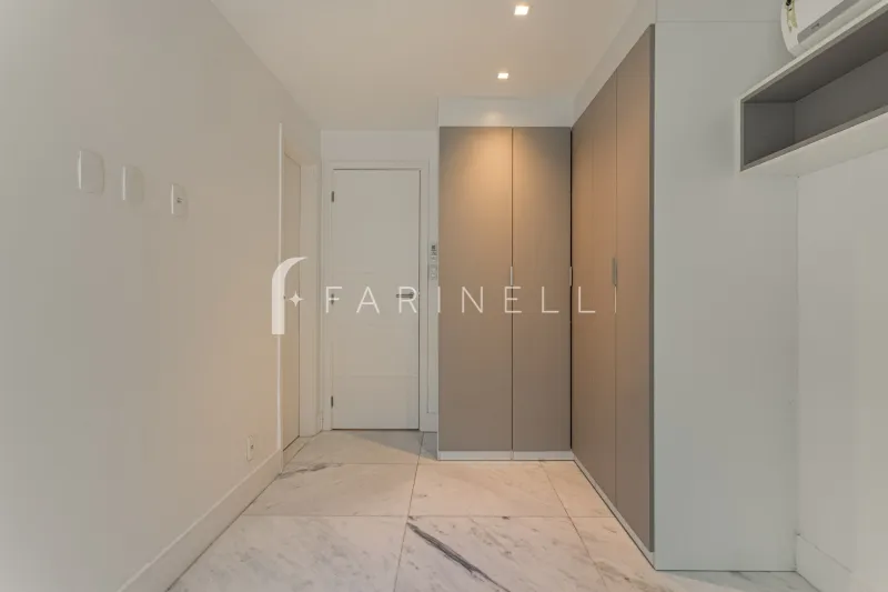 Glass-enclosed balcony in a 3-bedroom apartment, 136 m² — photo 18