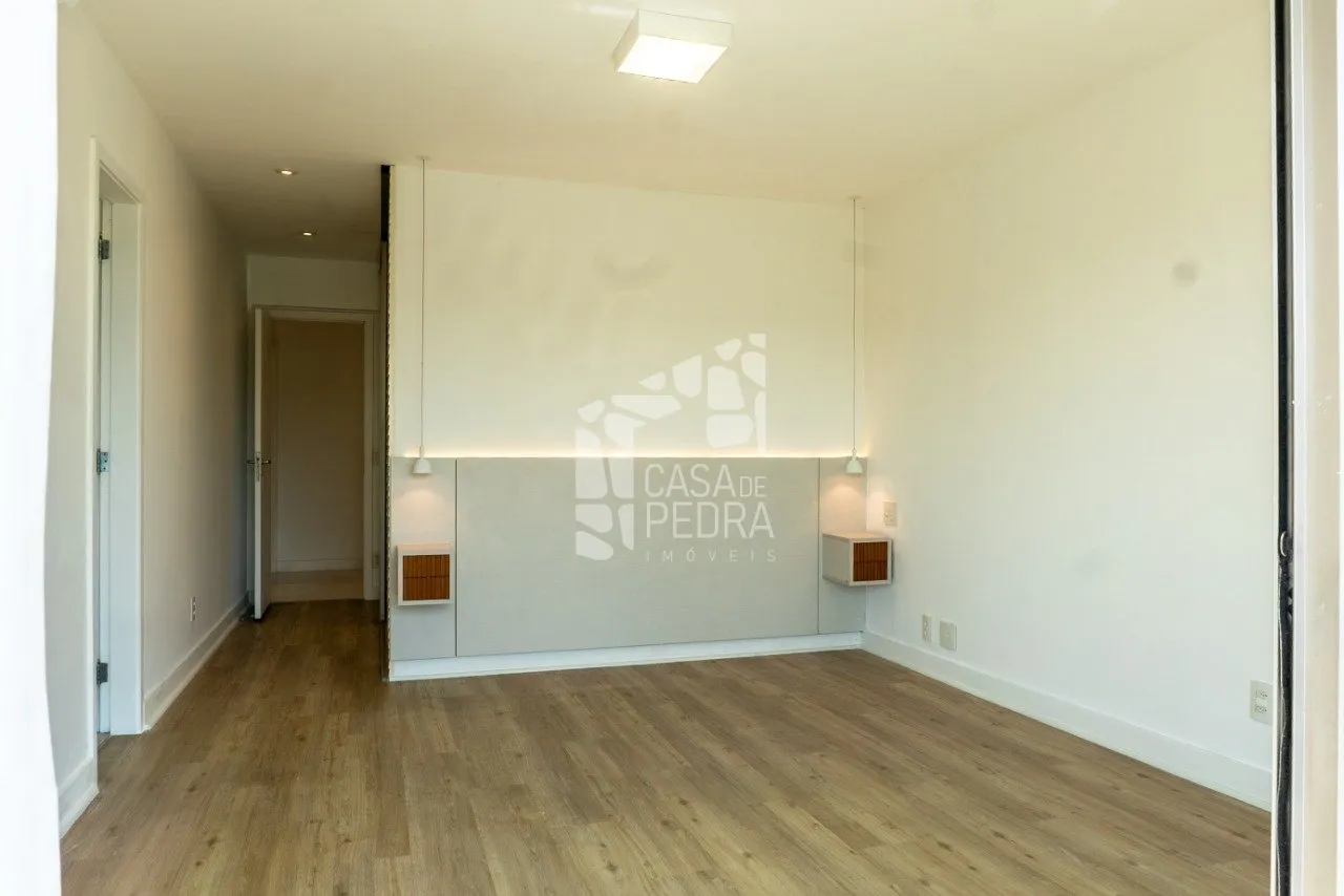 4-bedroom apartment with enclosed glass balcony — photo 25