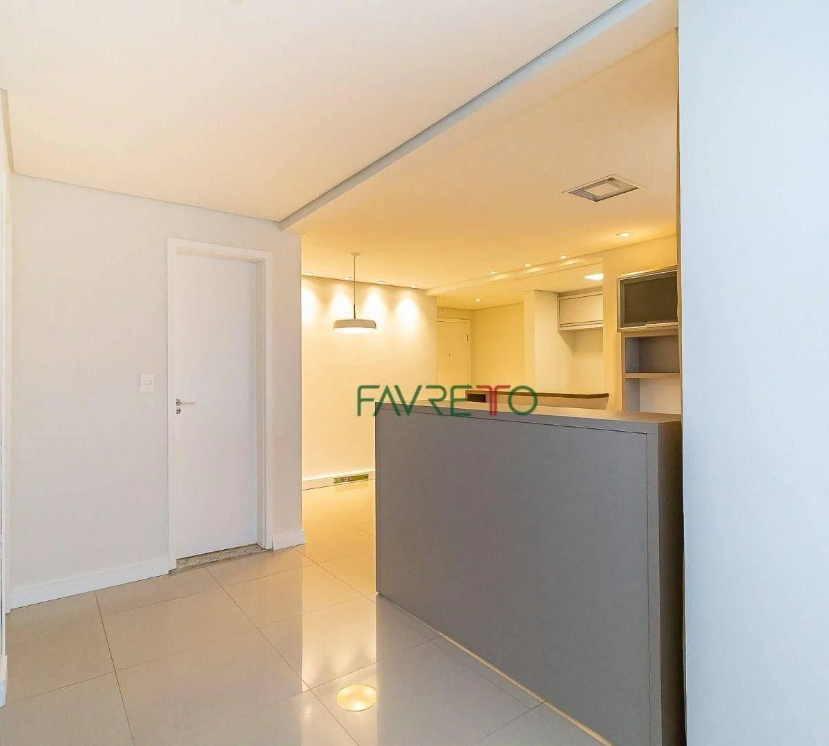 One-bedroom apartment in a building with a pool — photo 31