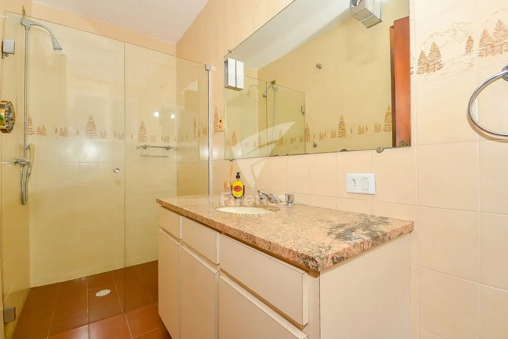 424 m² house with 3 en-suite bedrooms and 4 parking spots — photo 34