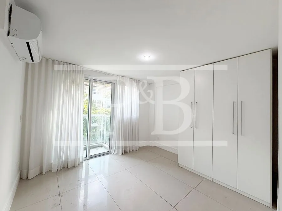 4-bedroom 300 m² apartment with a balcony — photo 4