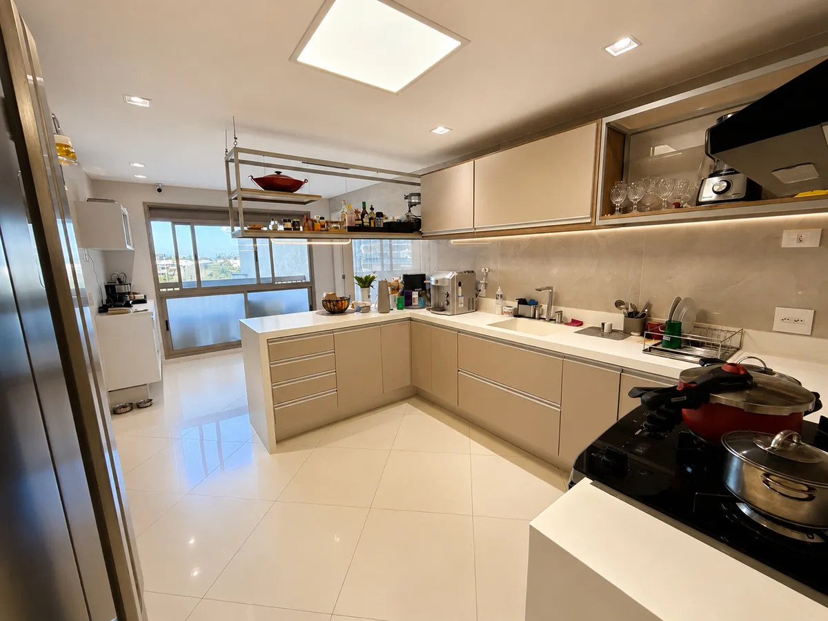 4-bedroom apartment with 4 en-suite bathrooms, 233 m² — photo 11