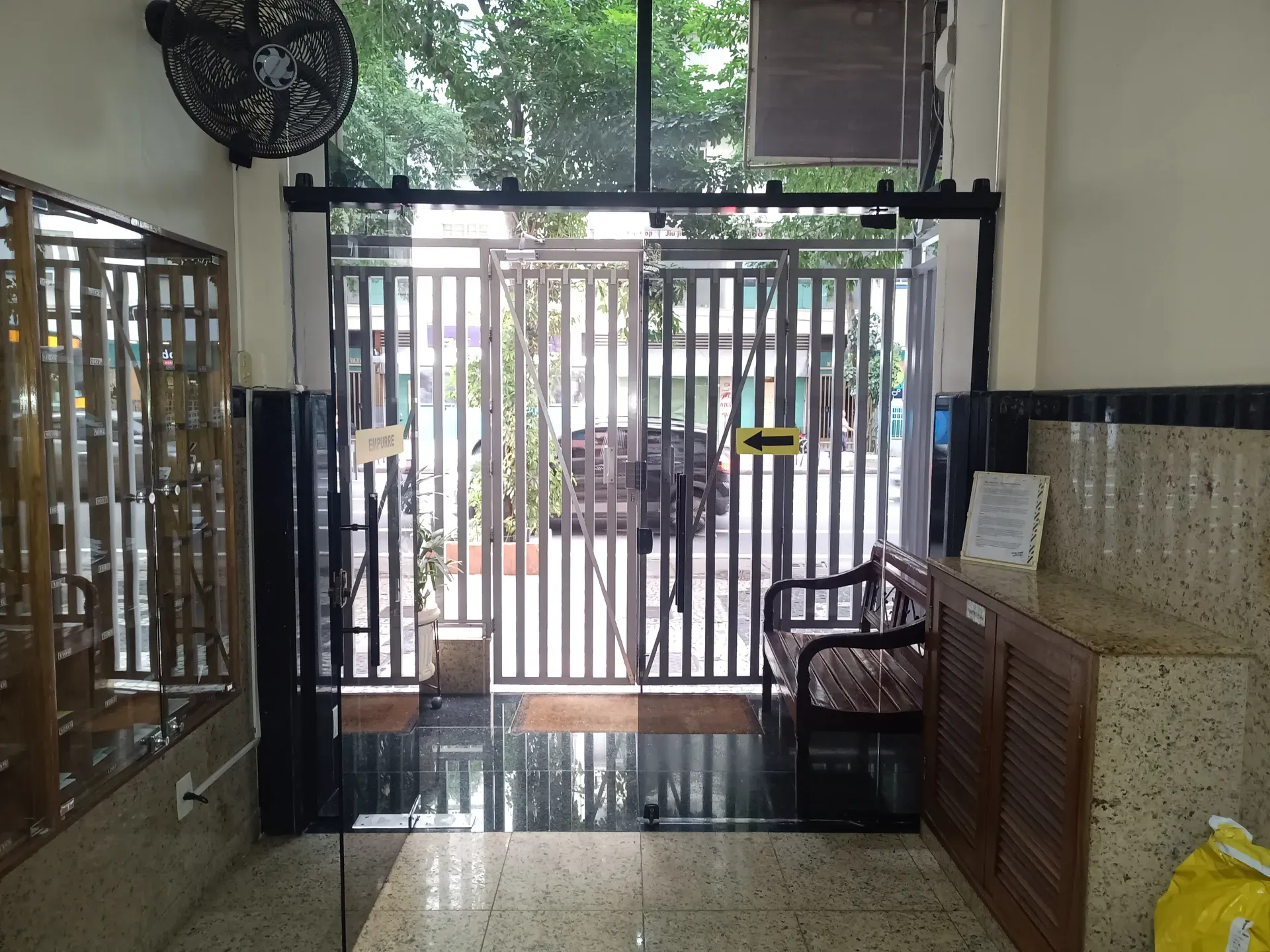 Balcony with a grill in a one-bedroom apartment, 30 m² — photo 27