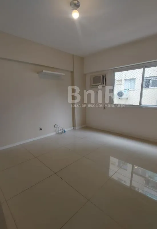 3-bedroom apartment in a building with a pool — photo 11