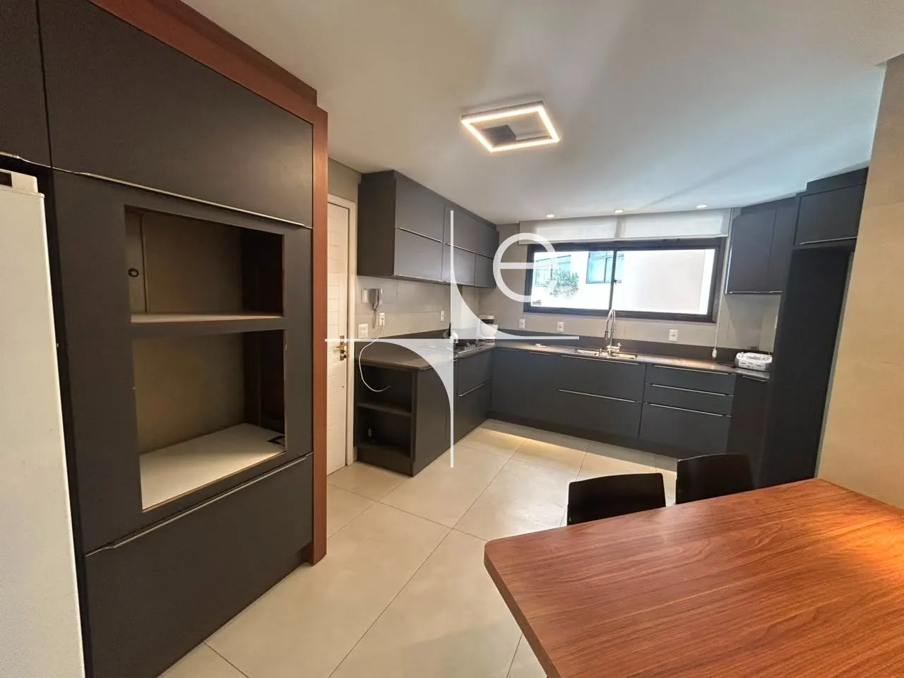 254 m² apartment with a walk-in closet and a home office — photo 30