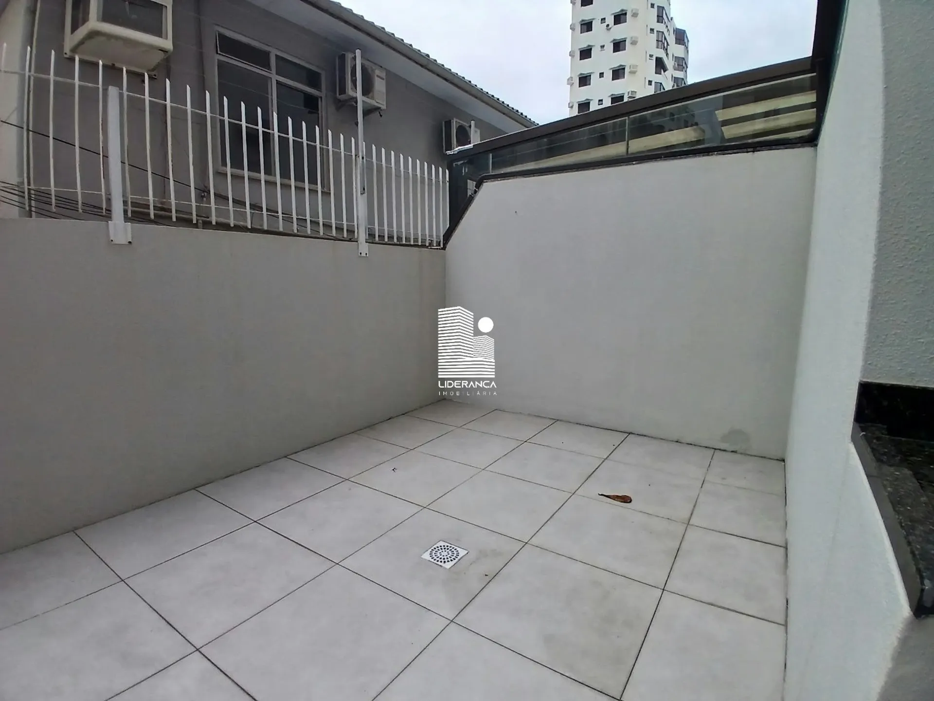 Apartamento com piso de madeira ou laminado, Centro — photo 31