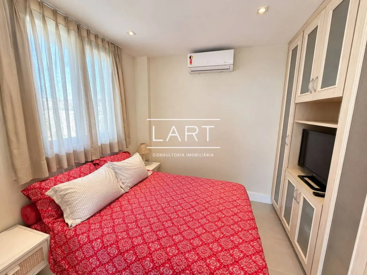 Furnished apartment, 220 m², with floor-to-ceiling windows — photo 13