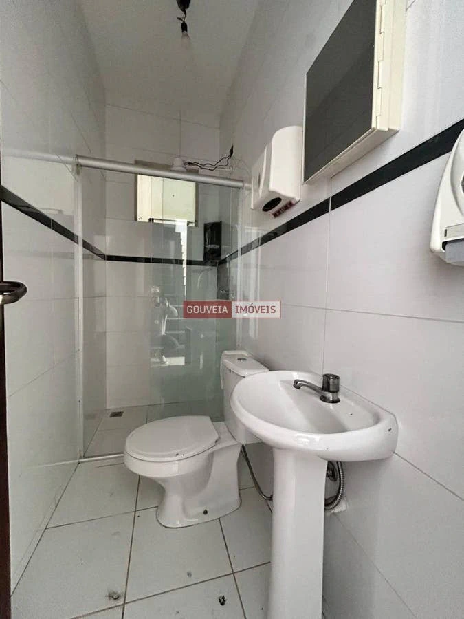 3-bedroom house with a bathtub in Curitiba