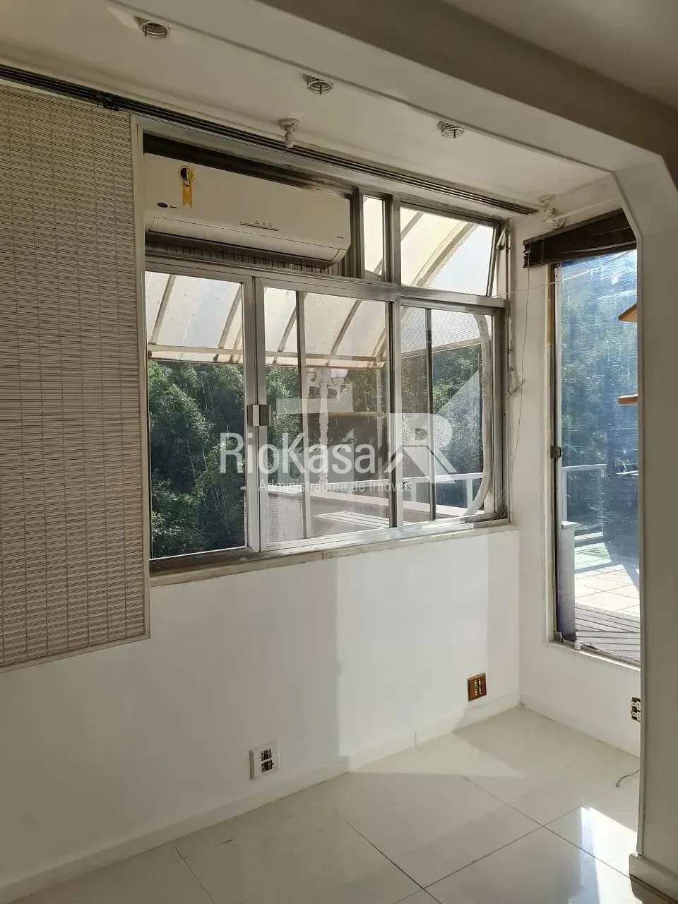 4-bedroom apartment in a building with a pool — photo 7
