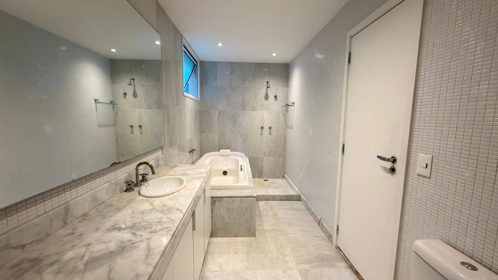 575 m² apartment with 5 en-suite bedrooms and glass balcony — photo 2