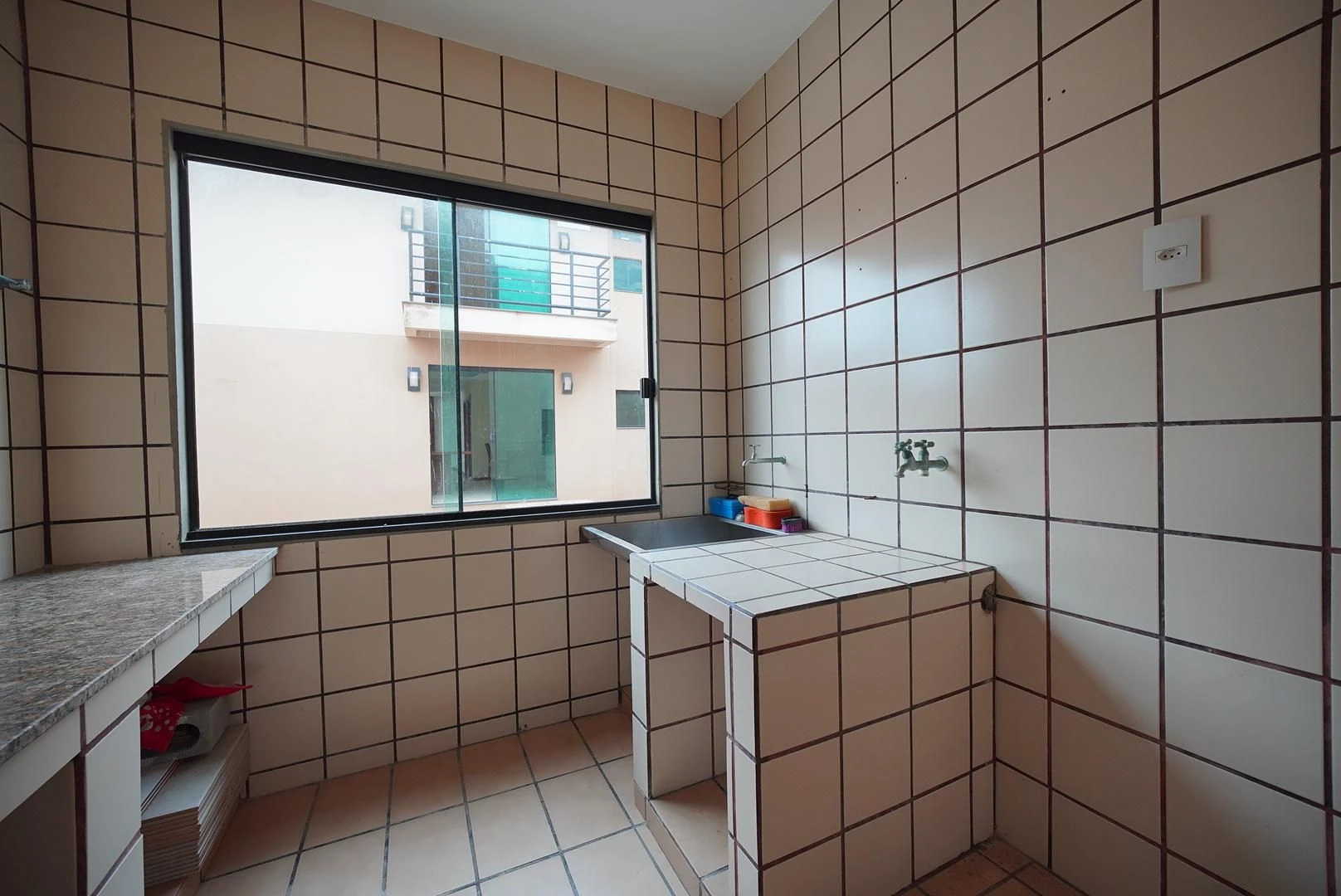 407 m² house with a washing machine and a bathtub — photo 43