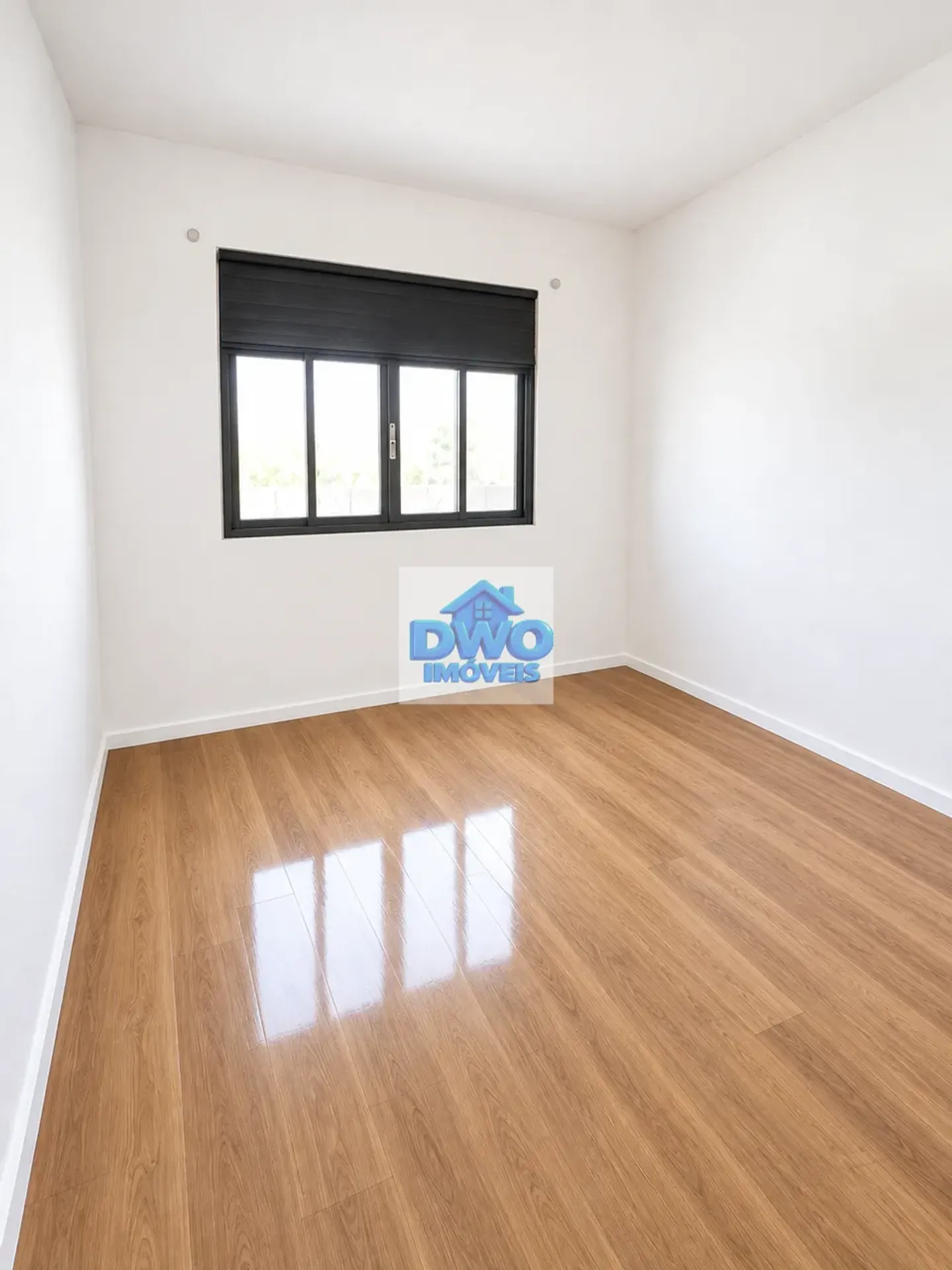 House, 250 m², with a glass-enclosed balcony — photo 9