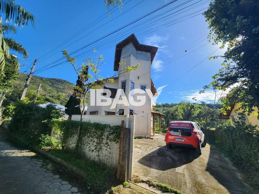 House with 3 bedrooms and a private BBQ area — photo 19