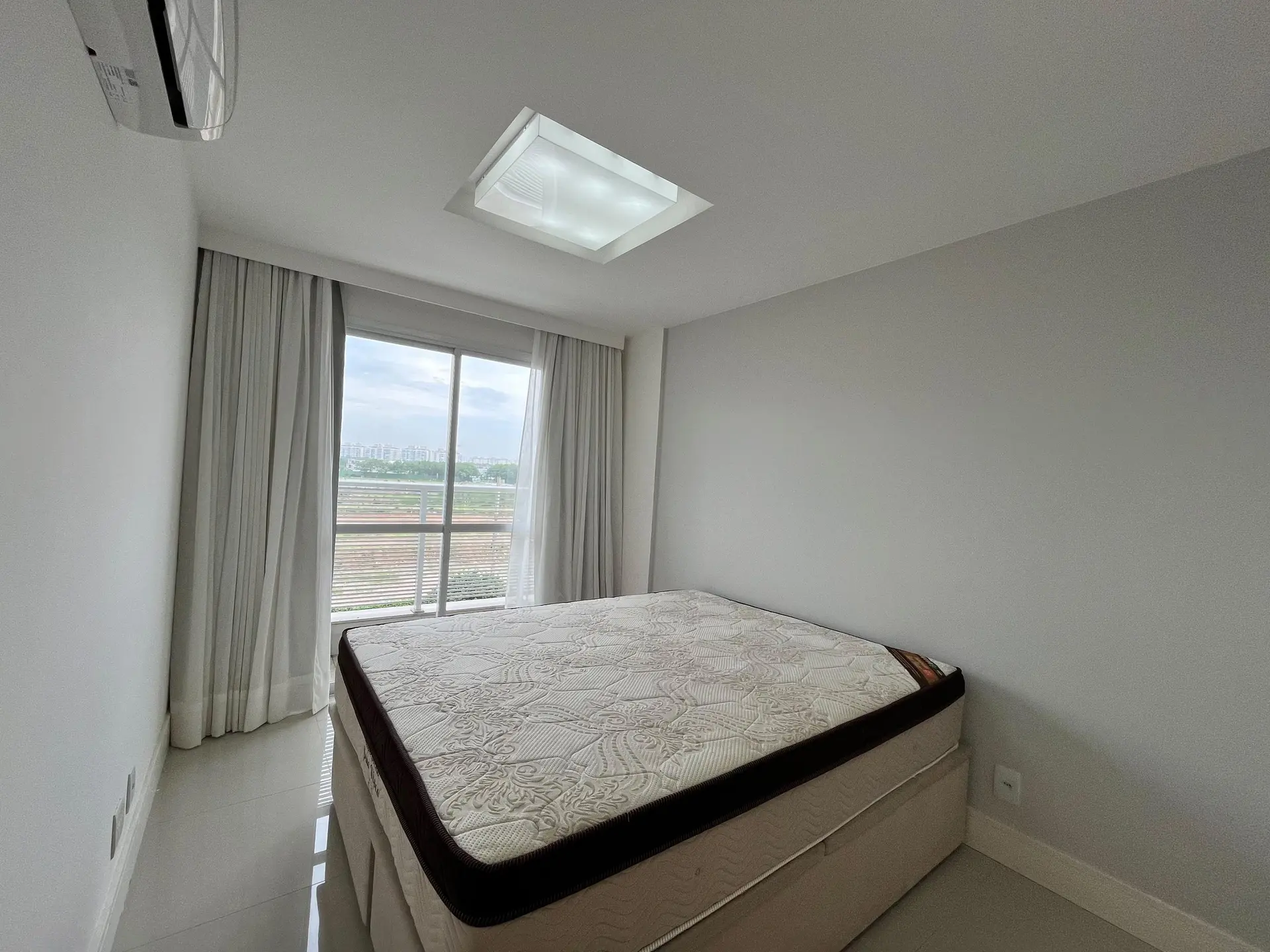 Furnished apartment, 148 m², with a glass-enclosed balcony — photo 6