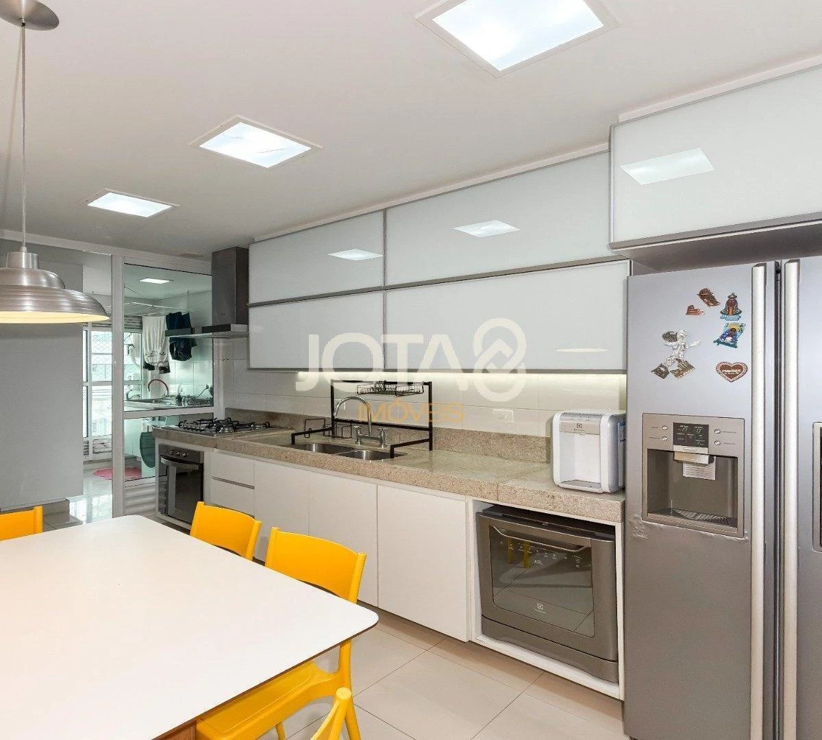 Furnished 4-bedroom apartment with open-plan kitchen — photo 33