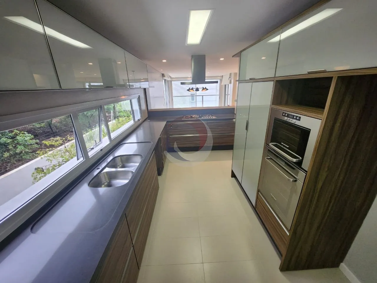 Furnished apartment, 237 m², with floor-to-ceiling windows — photo 3