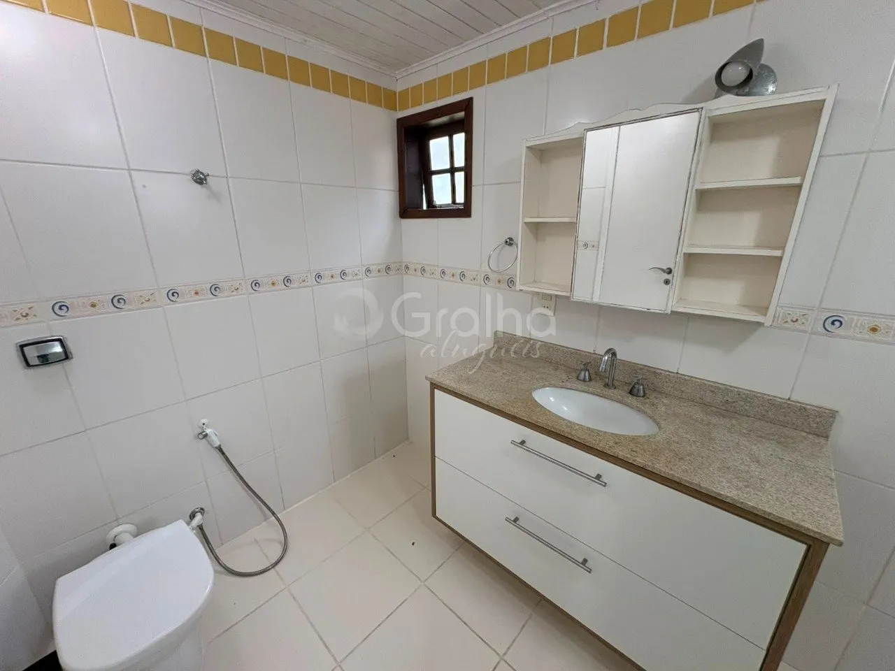 House with 3 en-suite bedrooms 435 m² and private garden — photo 19