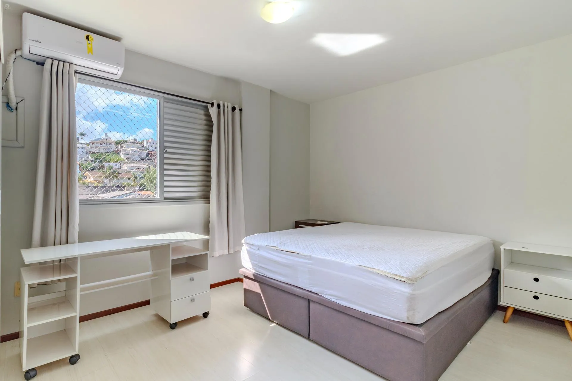 Balcony with a grill in a 2-bedroom apartment, 60 m² — photo 4