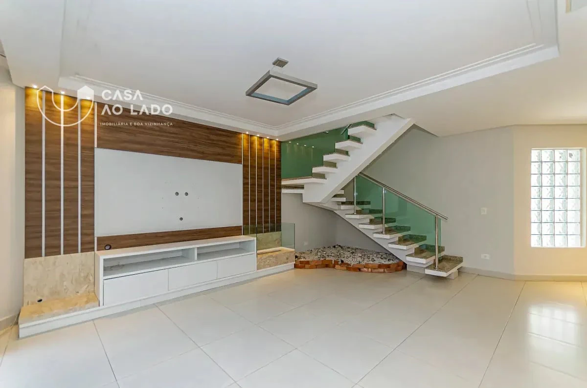 Balcony with a grill in a 3-bedroom house, 264 m² — photo 26