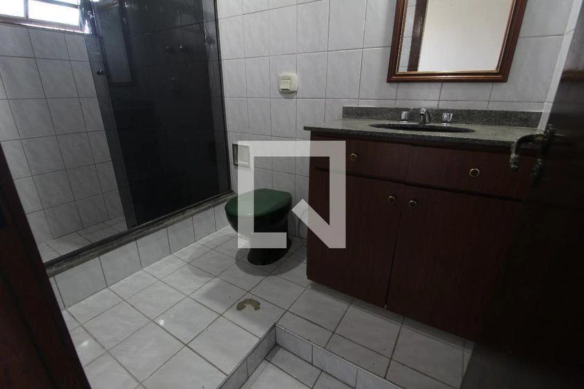 265 m² house with a home office and a bathtub — photo 36