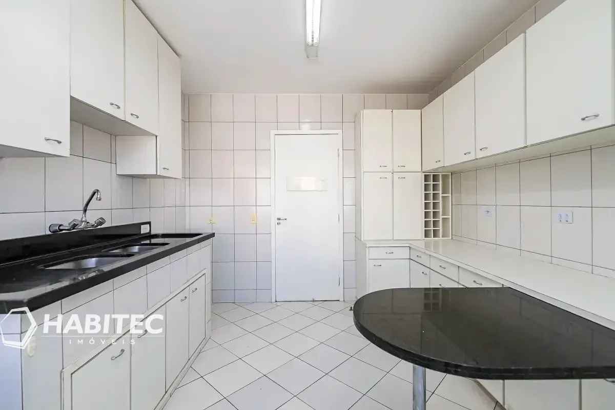 4-bedroom apartment with 2 bathrooms and a balcony — photo 14