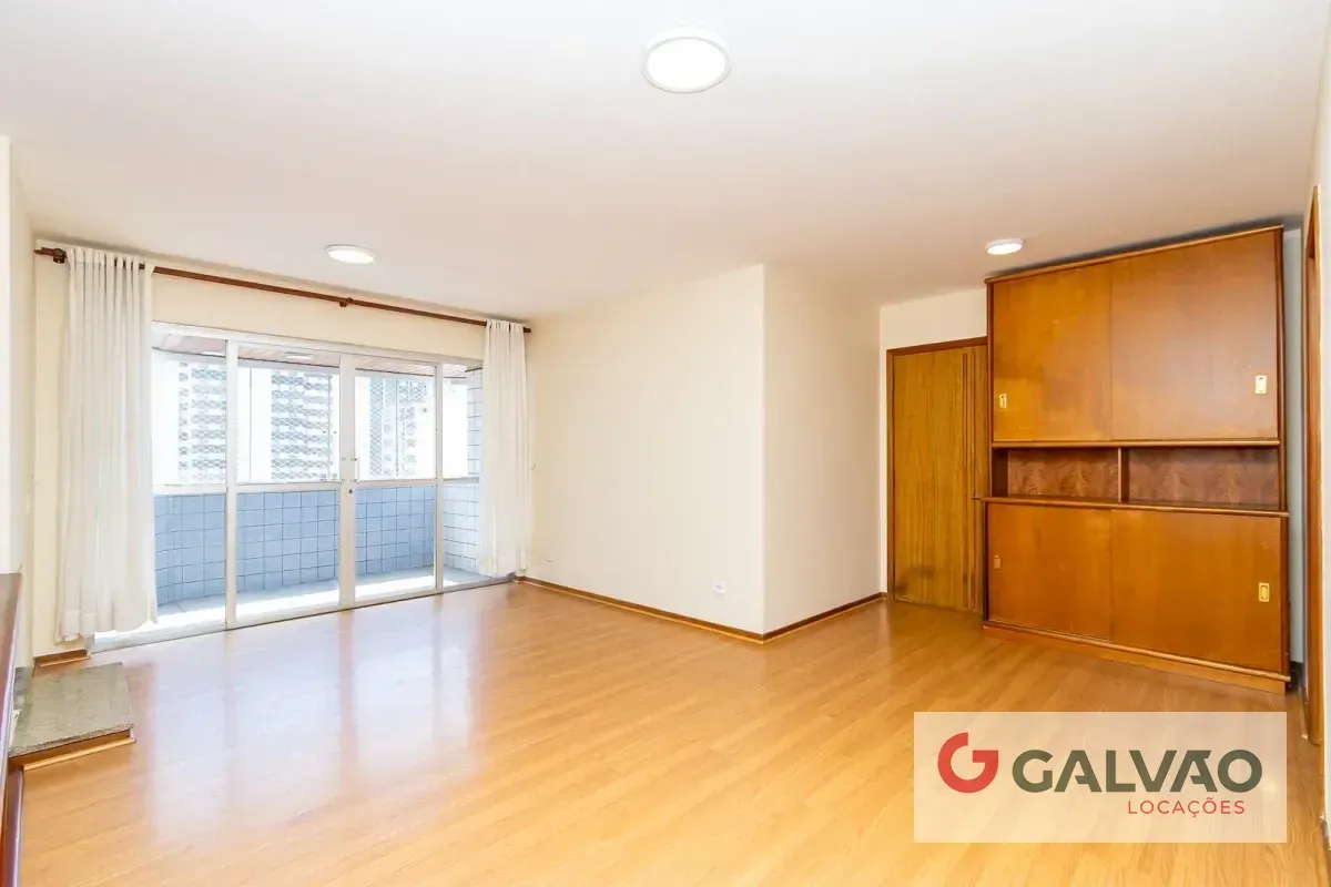 Glass-enclosed balcony in a 3-bedroom apartment, 116 m²