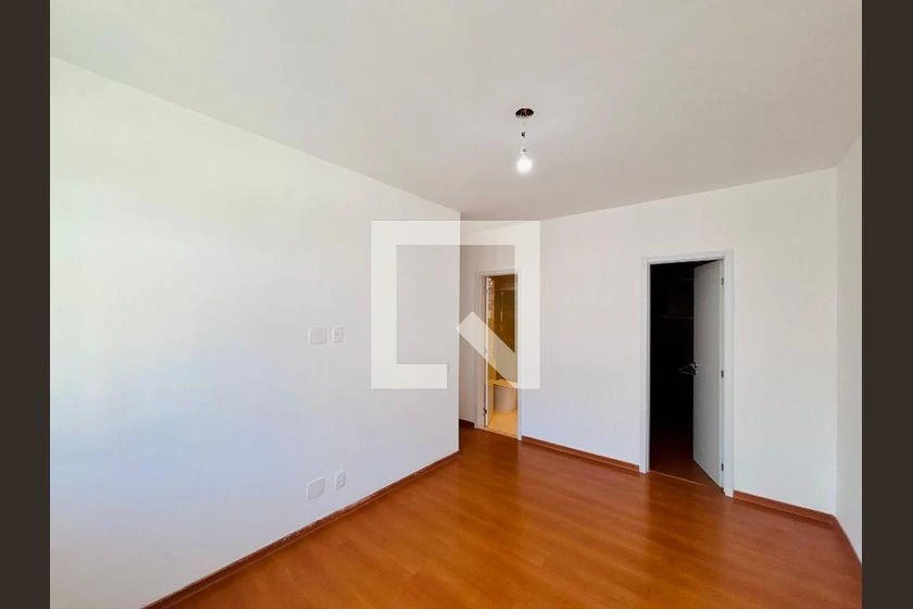 Walk-in closet in a 3-bedroom apartment, 83 m² — photo 34
