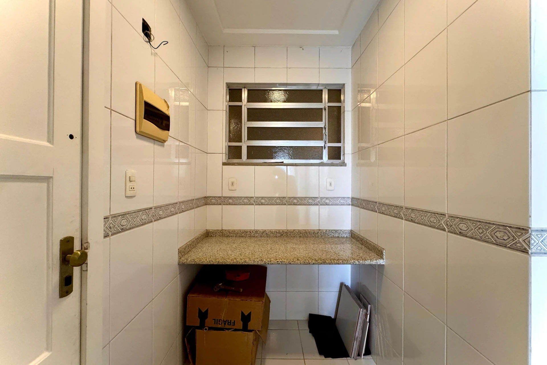 Furnished 2-bedroom apartment with 1 suite and balcony — photo 32