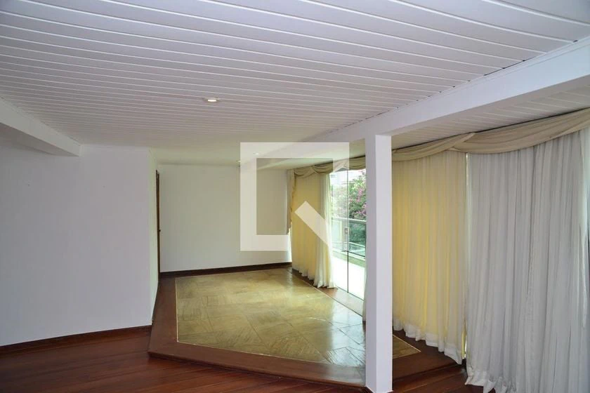 4-bedroom apartment with wood or laminate floors — photo 13