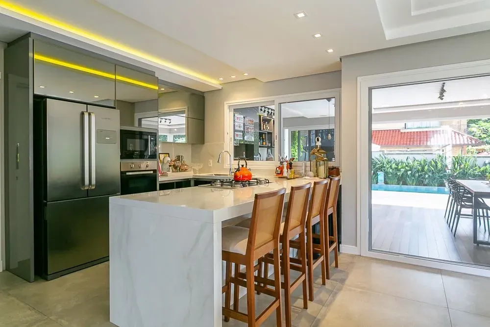 5-bedroom house with 420 m² and 5 bathrooms, integrated kitchen — photo 2