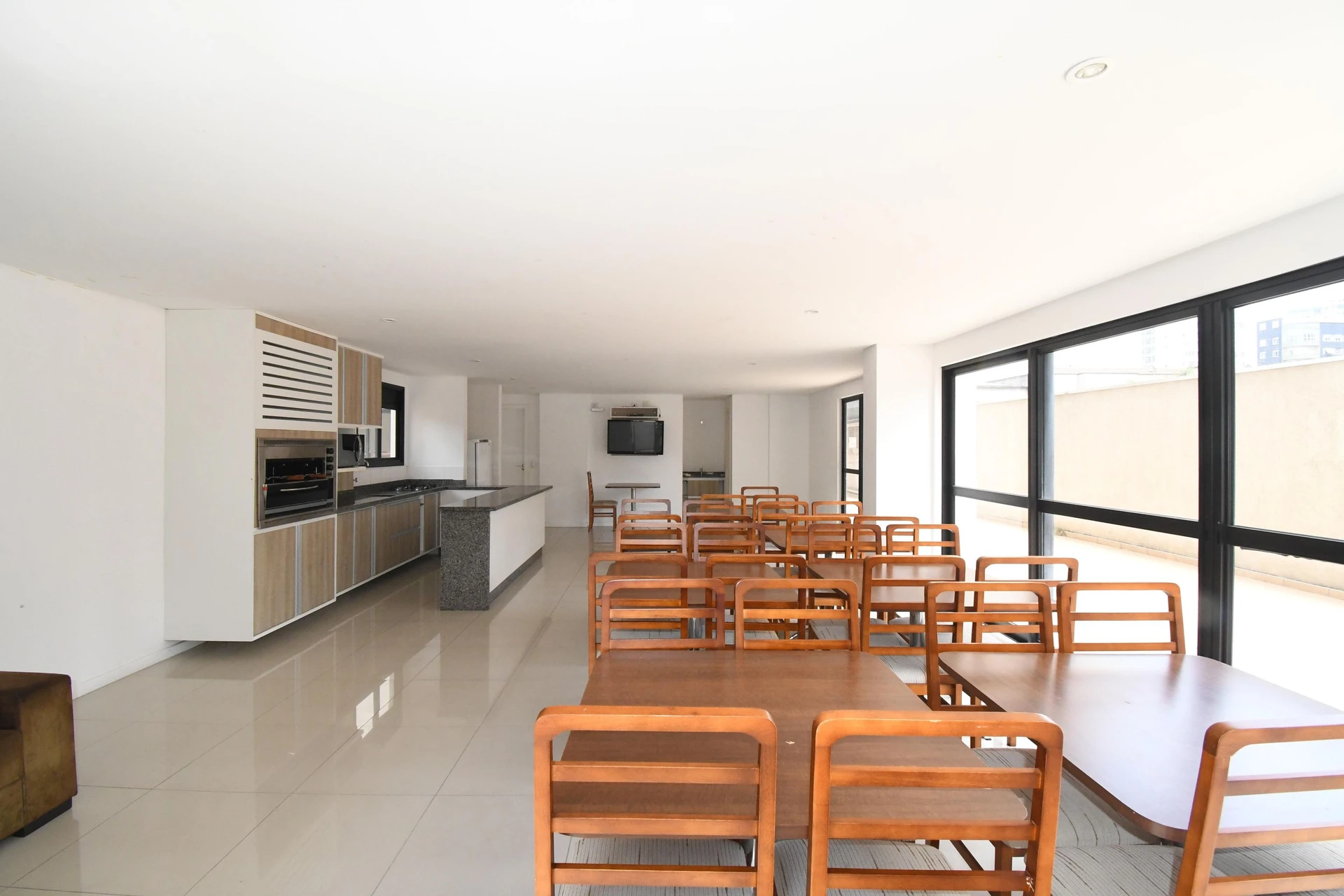 Glass-enclosed balcony in a one-bedroom apartment, 33 m² — photo 20