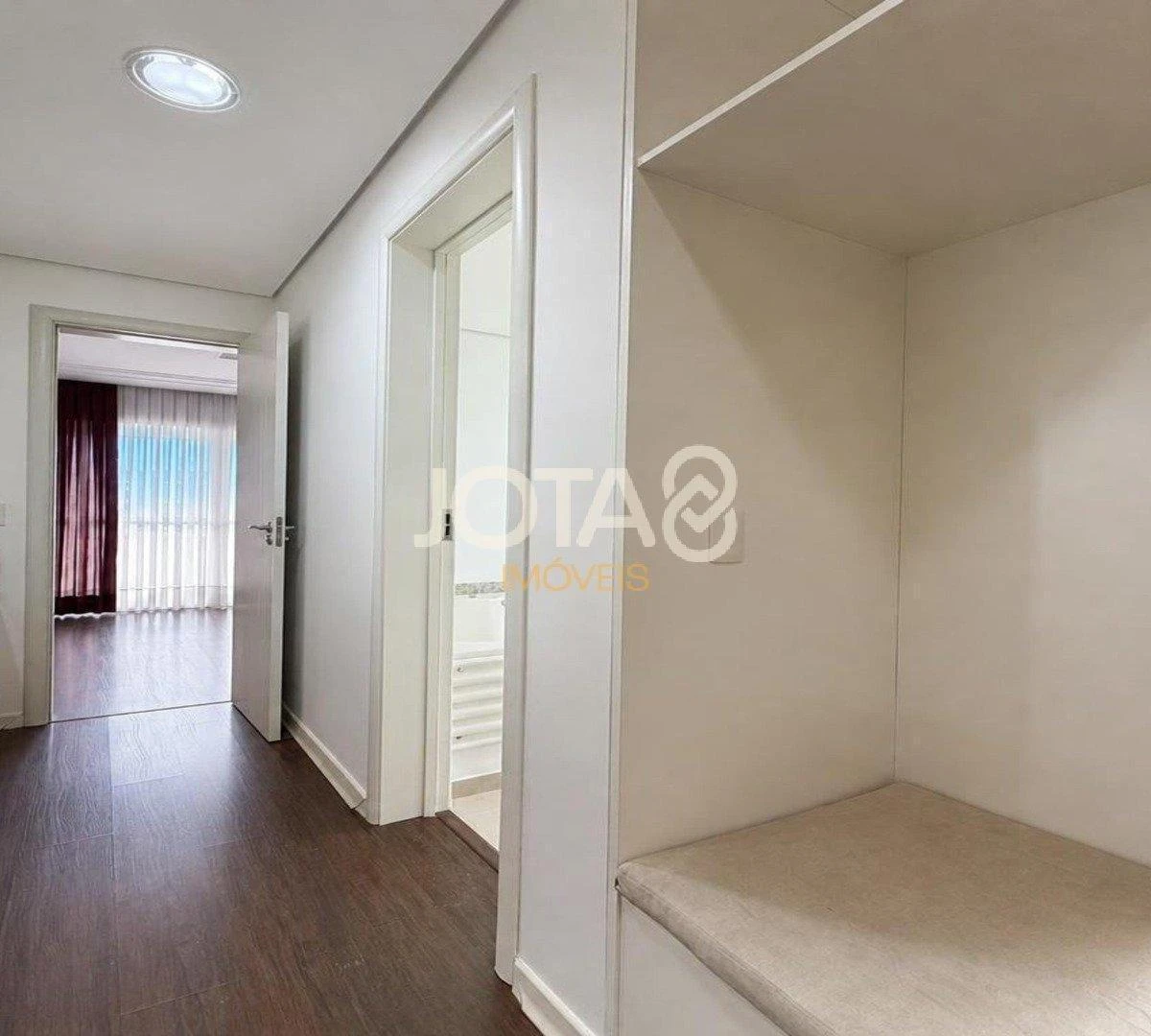 4-bedroom house with a glass-enclosed balcony in Curitiba — photo 37